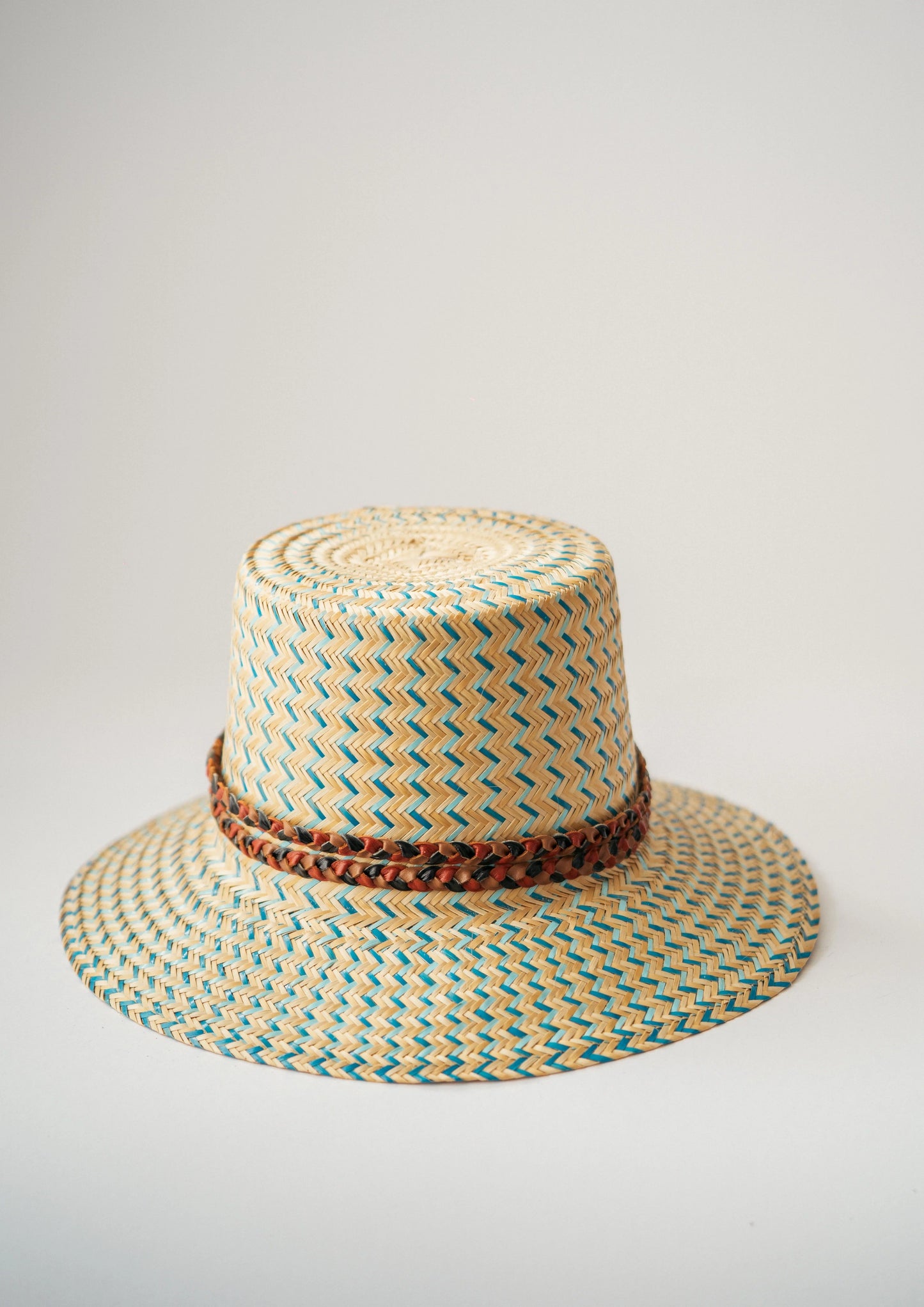 Sombrero ala corta con cinto